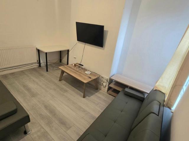 5 bedroom terraced house to rent