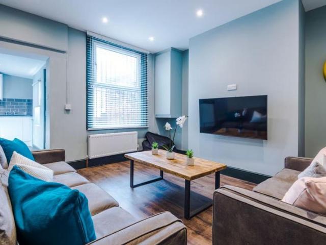 5 bedroom terraced house to rent