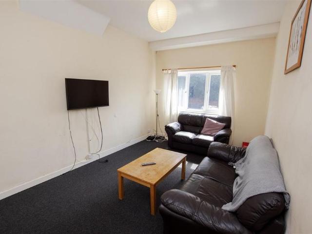5 bedroom terraced house to rent