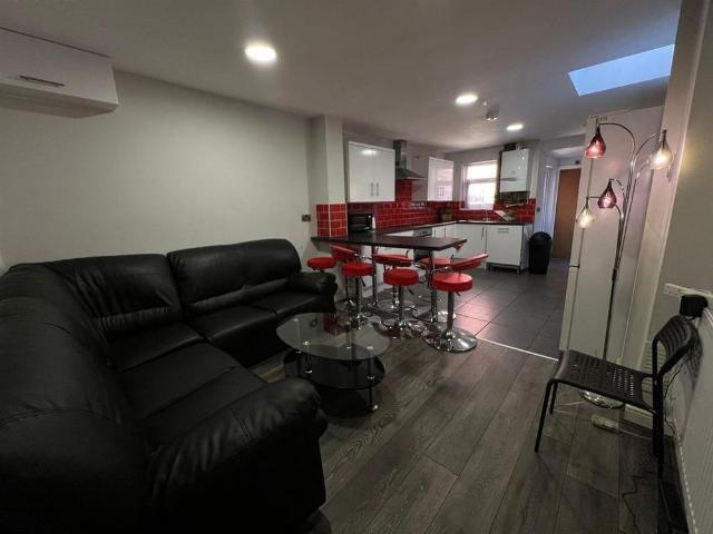 5 bedroom terraced house to rent