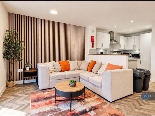 5 bedroom terraced house to rent