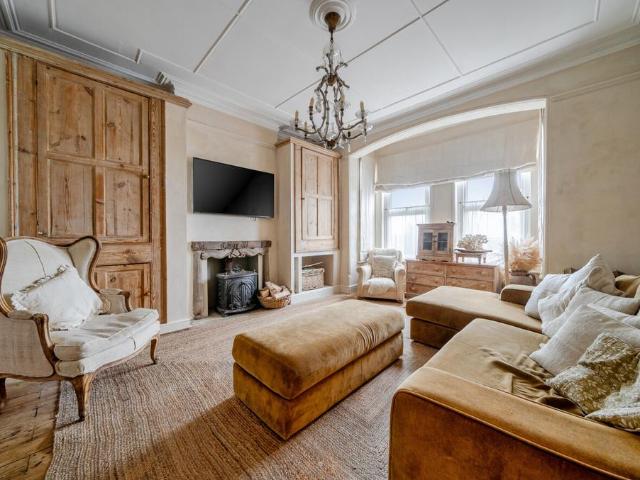5 bedroom terraced house to rent