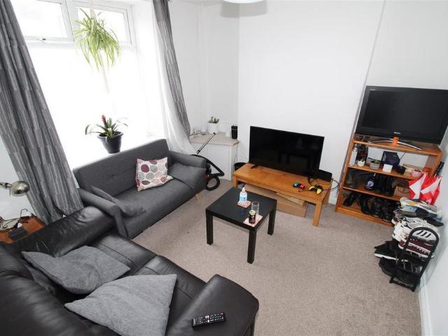 5 bedroom terraced house to rent