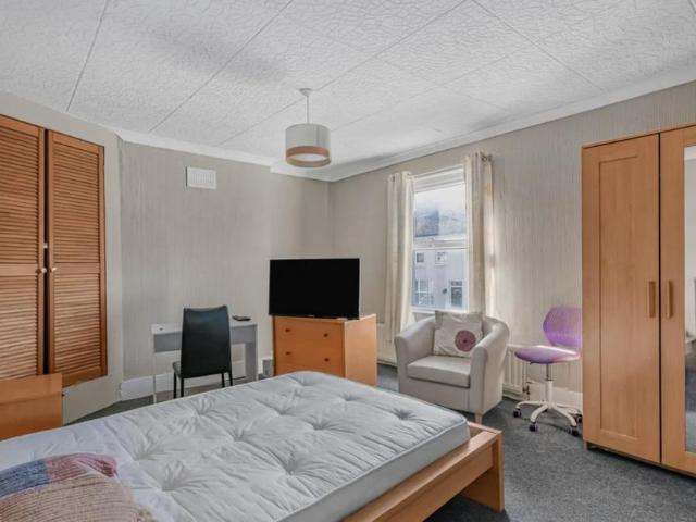 5 bedroom terraced house to rent