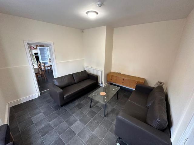 5 bedroom terraced house to rent