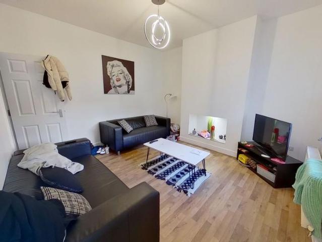 5 bedroom terraced house to rent