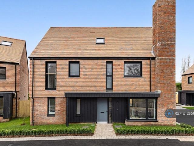 5 bedroom terraced house to rent