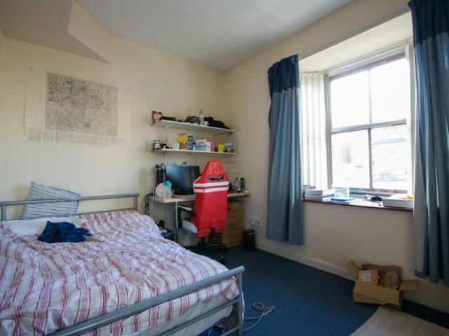 5 bedroom terraced house to rent