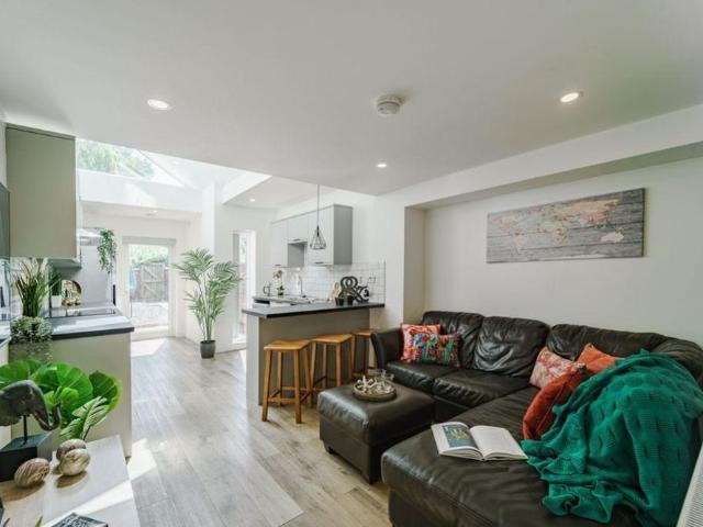 5 bedroom terraced house to rent