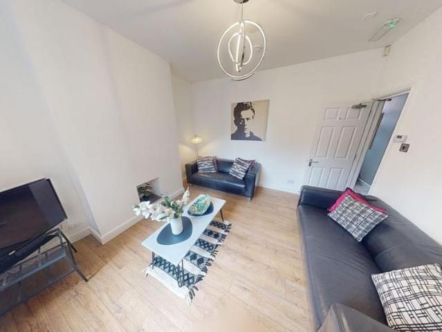 5 bedroom terraced house to rent