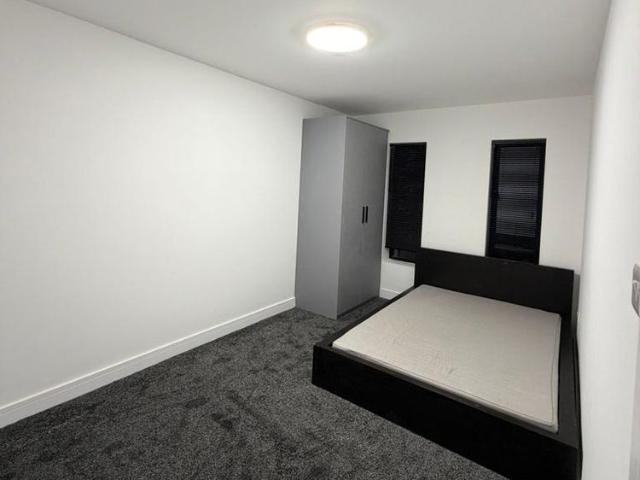 5 bedroom terraced house to rent