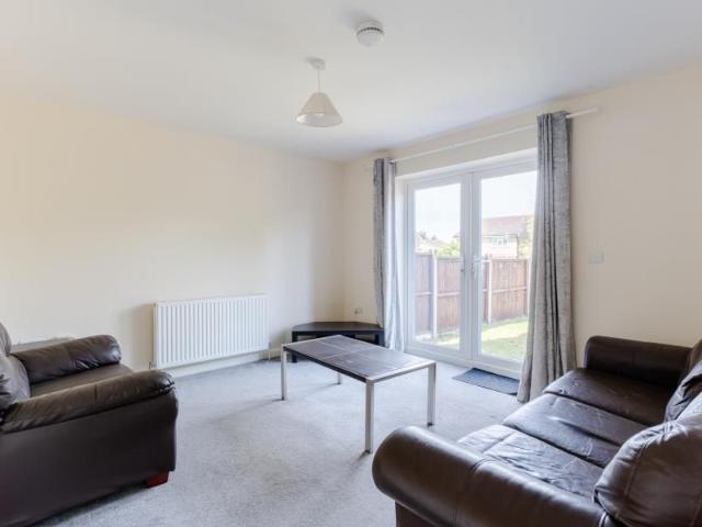 5 bedroom detached house to rent