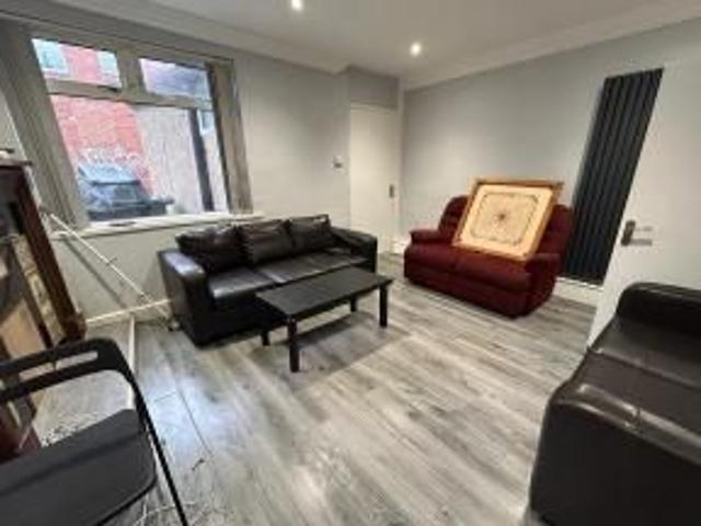 5 bedroom terraced house to rent