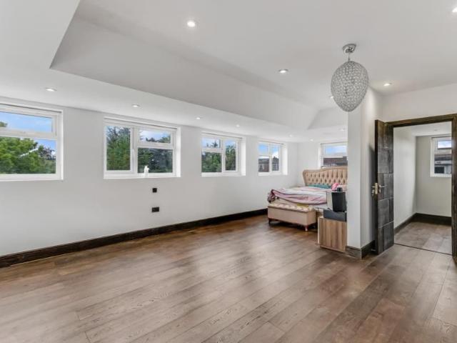 5 bedroom terraced house to rent