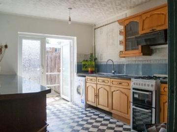5 bedroom terraced house to rent