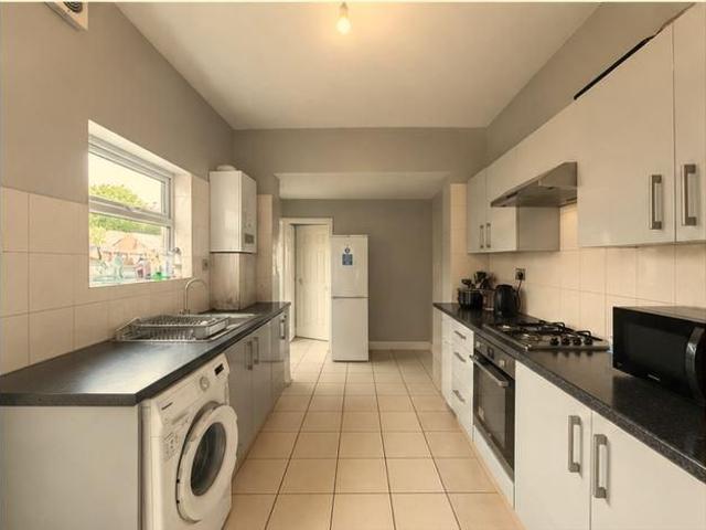 5 bedroom terraced house to rent