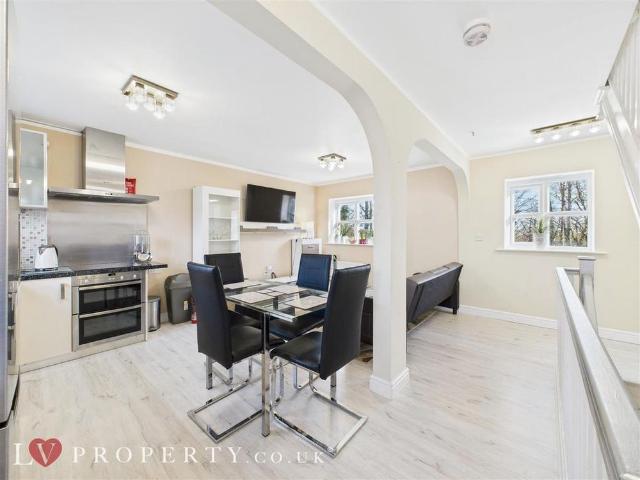 5 bedroom terraced house to rent
