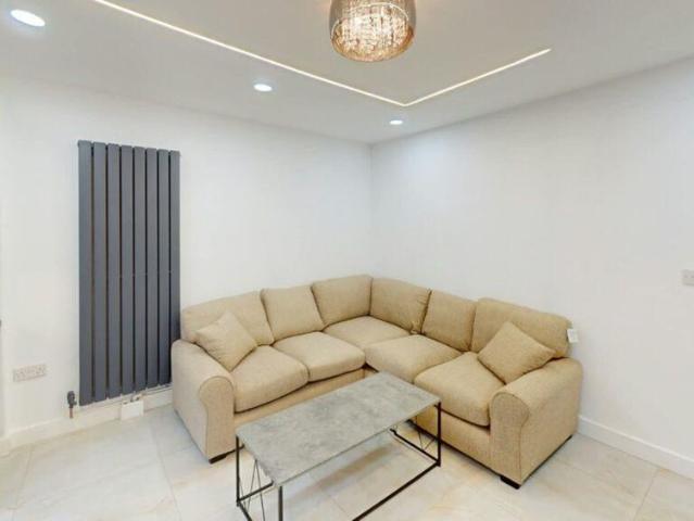 5 bedroom terraced house to rent