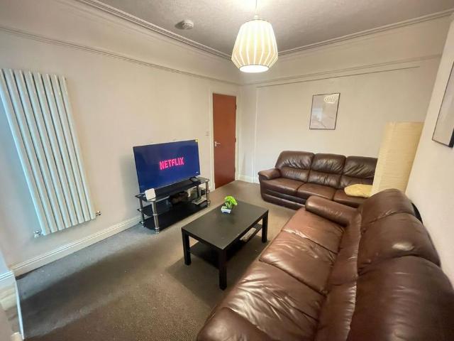 5 bedroom terraced house to rent