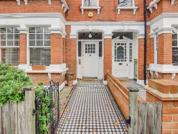 5 bedroom terraced house to rent