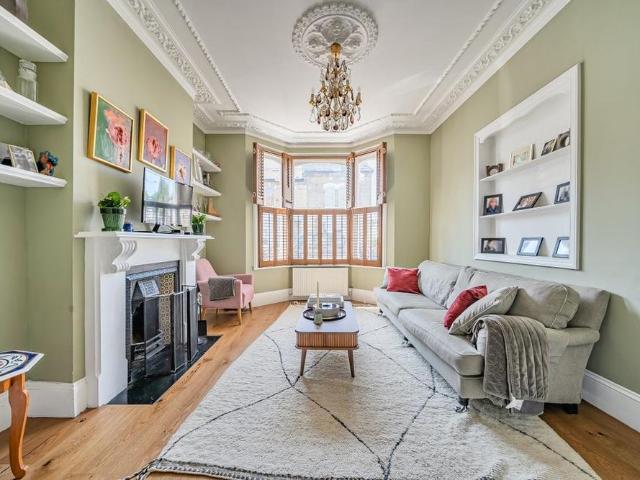 5 bedroom terraced house to rent