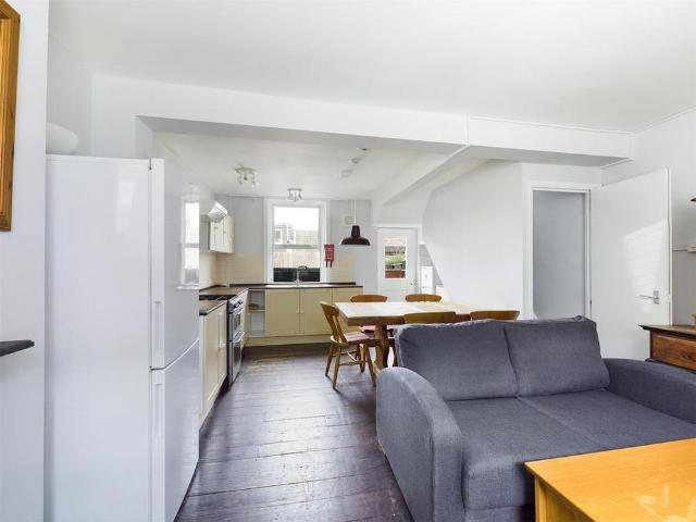 5 bedroom terraced house to rent