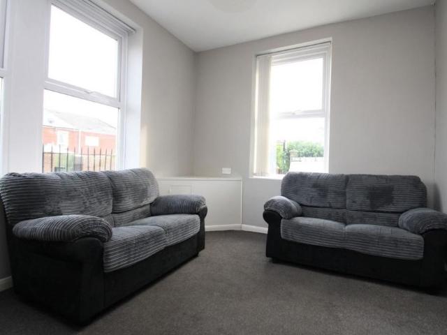 5 bedroom terraced house to rent
