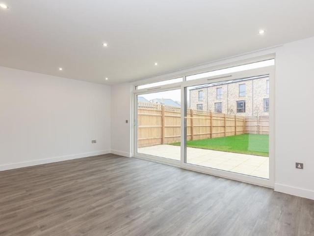 5 bedroom terraced house to rent