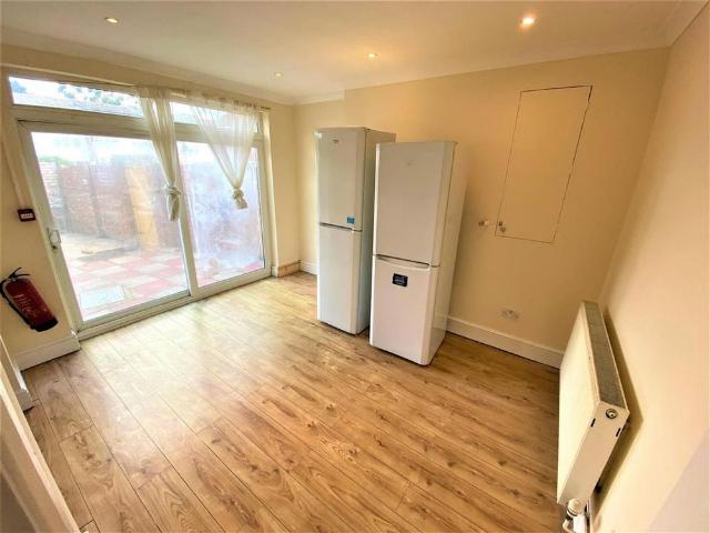 5 bedroom terraced house to rent