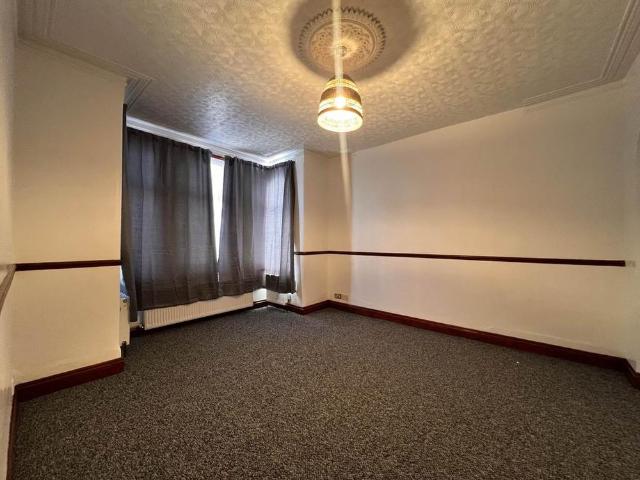 5 bedroom terraced house to rent