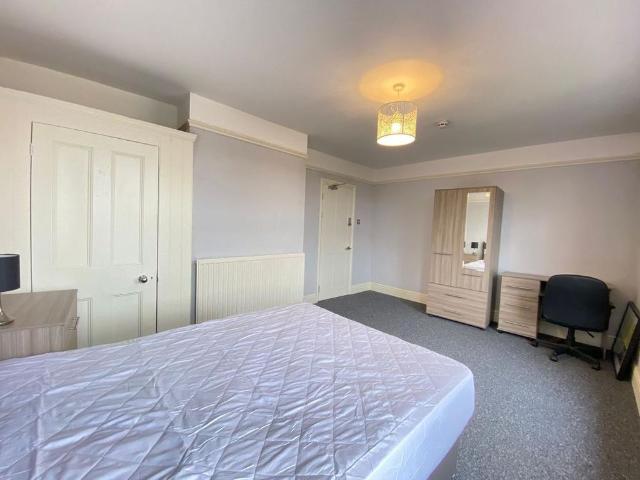 5 bedroom terraced house to rent