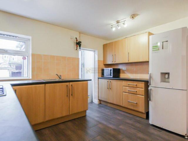 5 bedroom terraced house to rent
