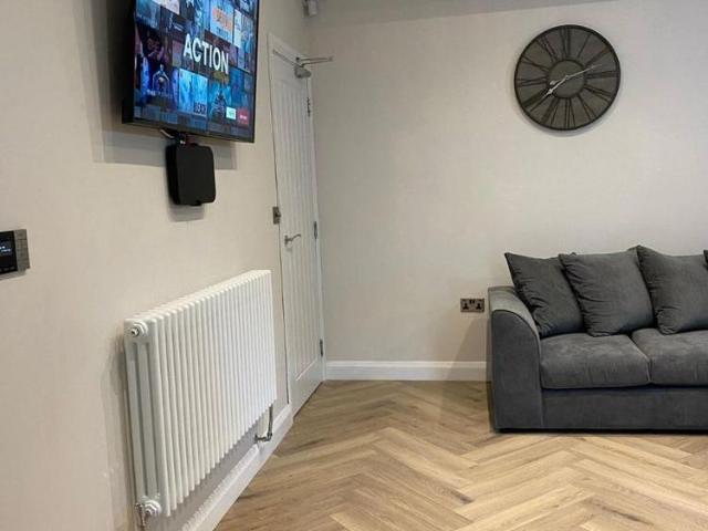 5 bedroom terraced house to rent