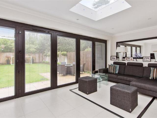 5 bedroom terraced house to rent