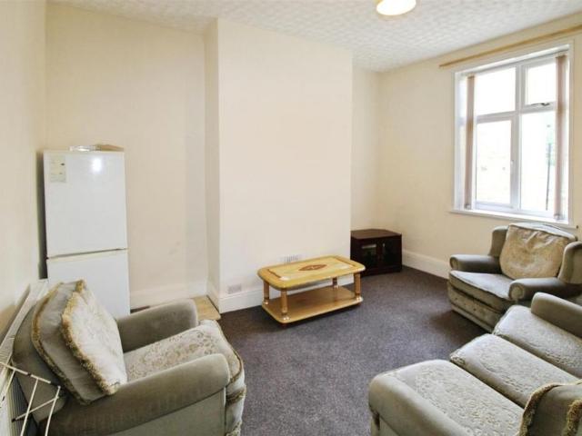 5 bedroom terraced house to rent