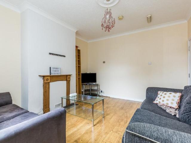 5 bedroom terraced house to rent