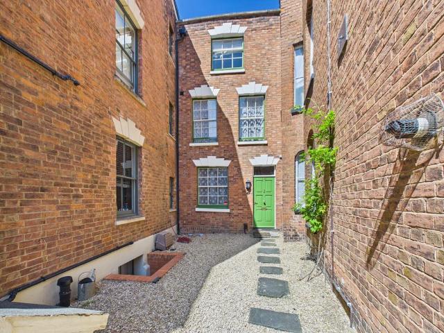 5 bedroom terraced house to rent