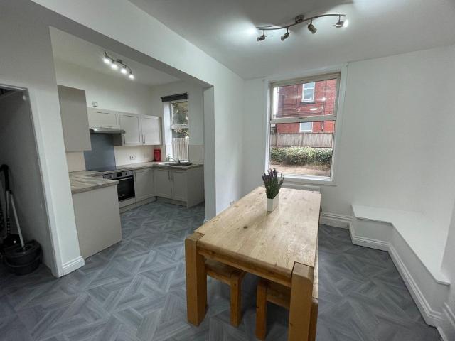 5 bedroom terraced house to rent