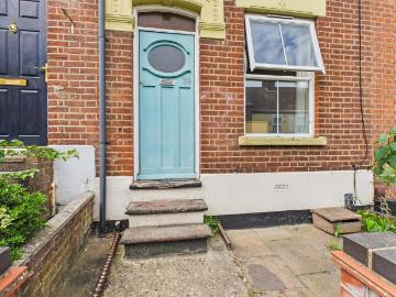 5 bedroom terraced house to rent