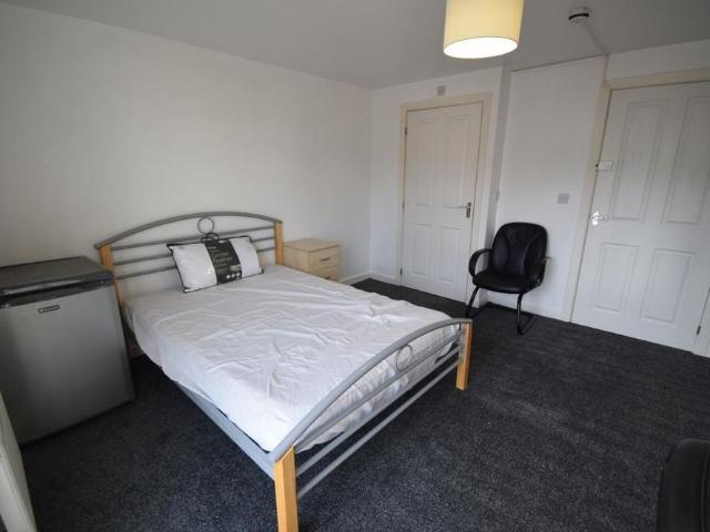 5 bedroom terraced house to rent
