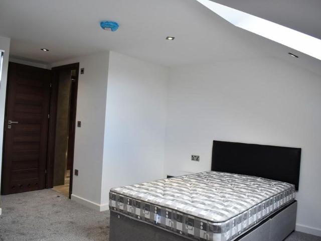 5 bedroom terraced house to rent