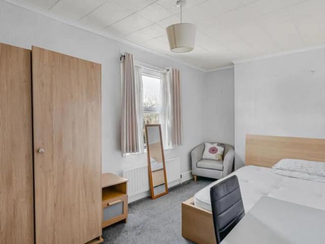 5 bedroom terraced house to rent