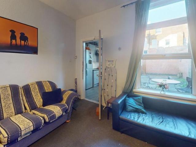 5 bedroom terraced house to rent