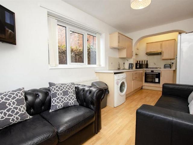5 bedroom terraced house to rent