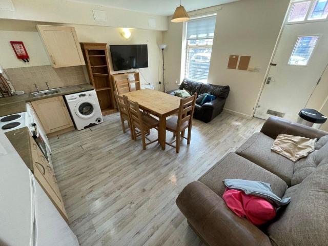 5 bedroom terraced house to rent