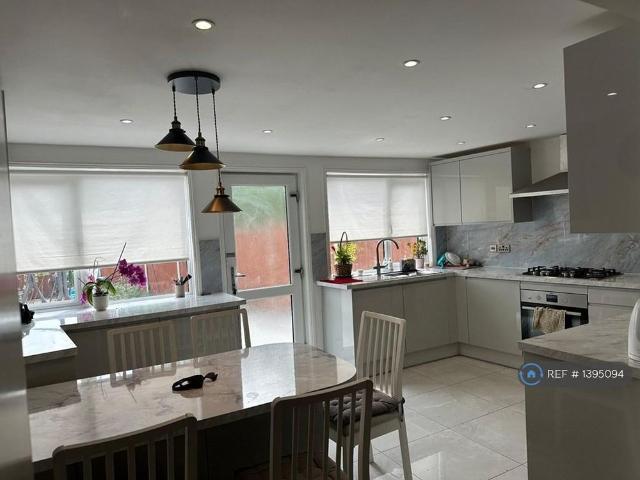 5 bedroom terraced house to rent