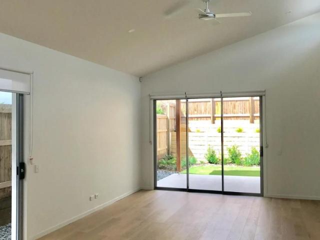 5 BEDROOMD NEAR NEW EXECELLENT CONDITION HOUSE IN ROCHEDALE!