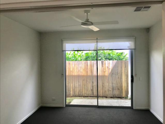 5 BEDROOMD NEAR NEW EXECELLENT CONDITION HOUSE IN ROCHEDALE!