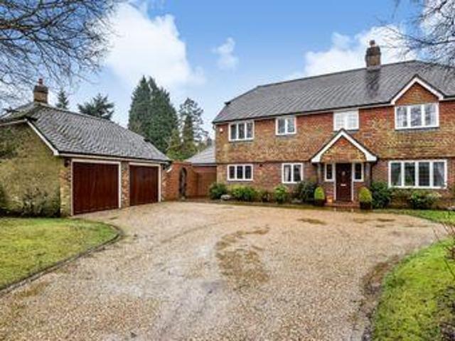 5 Bedrooms Detached house for rent in Pinewood Chase, St. Johns, Crowborough TN6