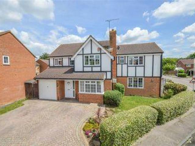 5 Bedrooms Detached house for sale in Lawrence Avenue, Stanstead Abbotts, Hertfordshire SG12